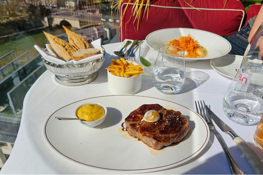 Bonnie : le restaurant perché qui offre une vue spectaculaire sur Paris