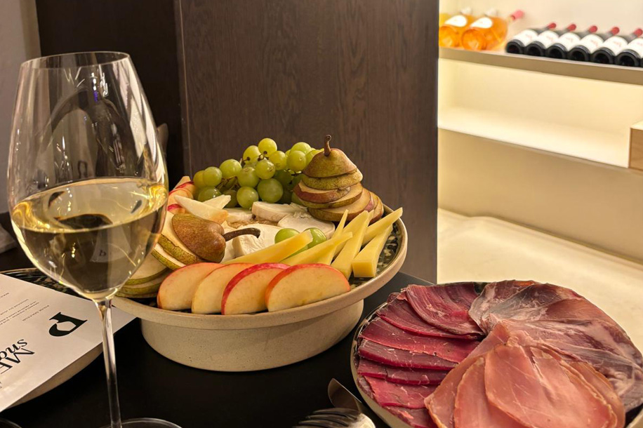 PULPE à Paris : un nouveau lieu hybride entre café, cave et table méditerranéenne