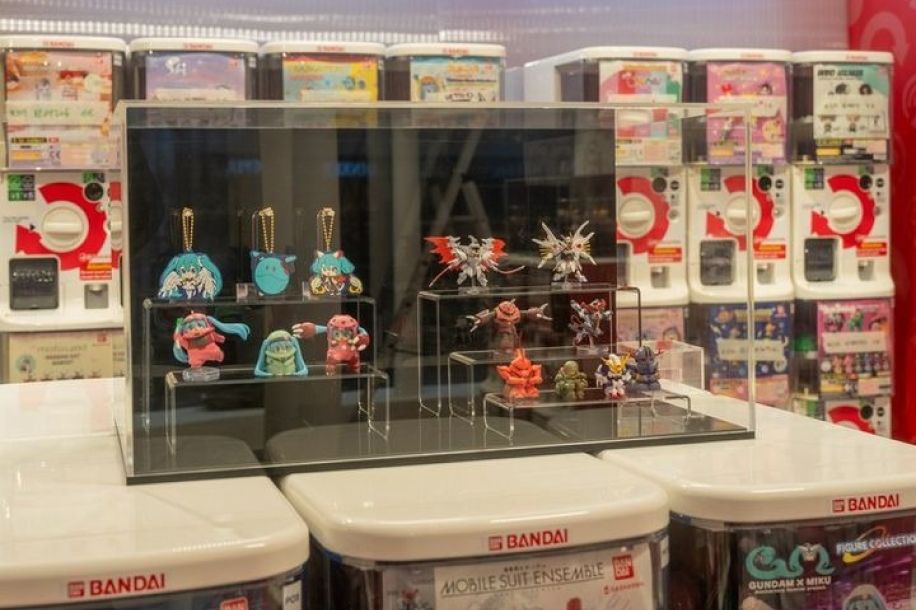 Un magasin de gashapon ouvre à Paris avec 300 machines à capsules !