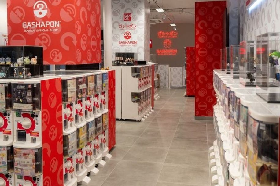 Un magasin de gashapon ouvre à Paris avec 300 machines à capsules !