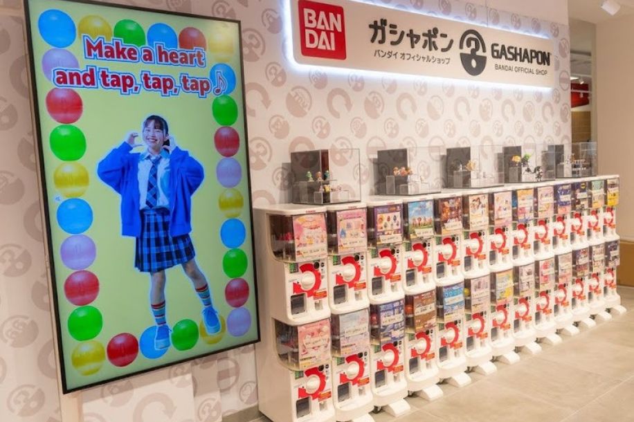 Un magasin de gashapon ouvre à Paris avec 300 machines à capsules !