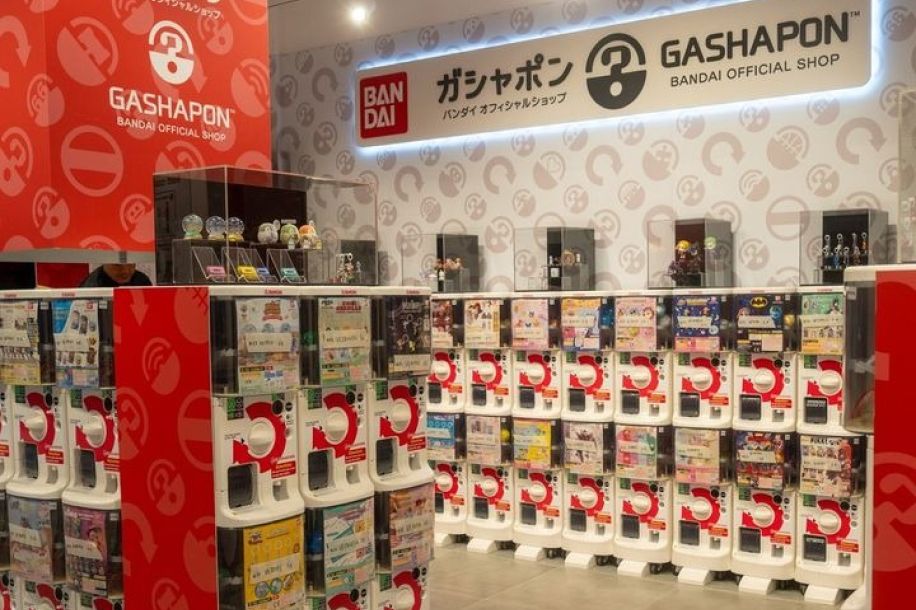 Un magasin de gashapon ouvre à Paris avec 300 machines à capsules !