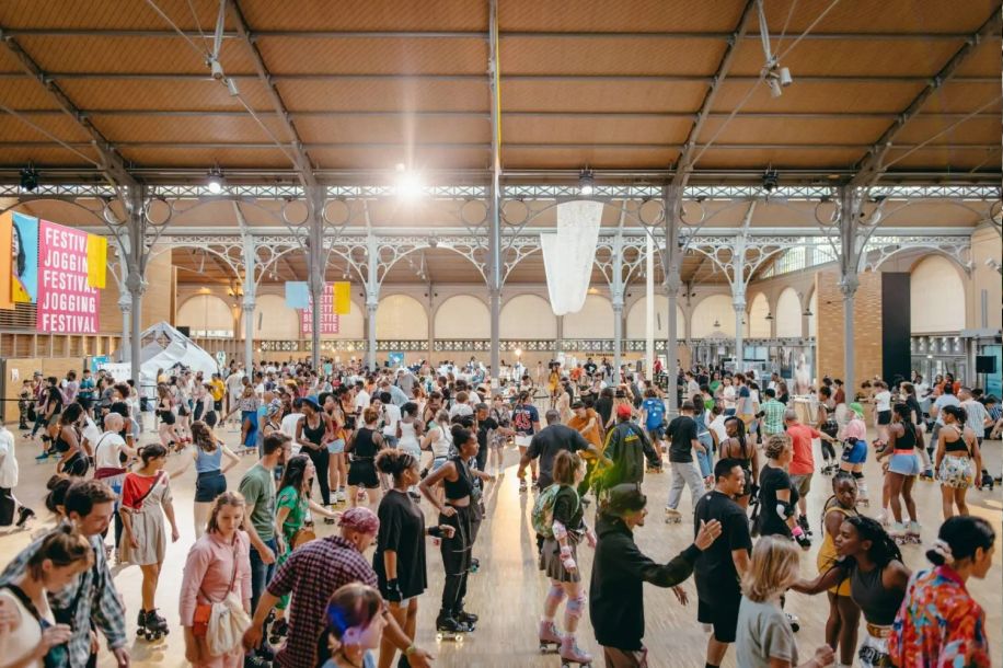 Sortez les rollers : une piste géante débarque au Carreau du Temple !