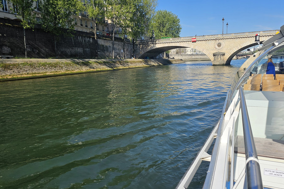 Explorer Paris en bateau avec un pass illimité