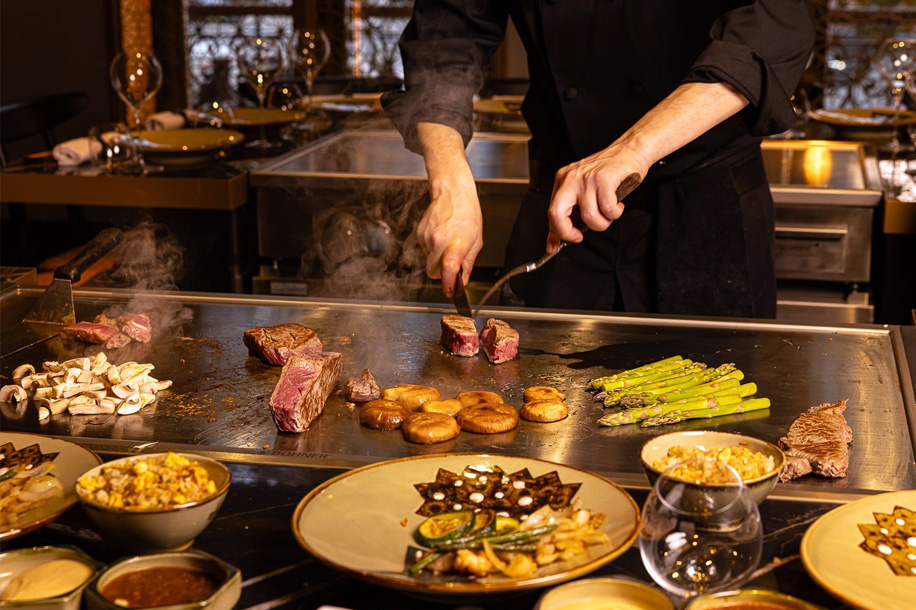 Un restaurant où le chef cuisine devant vous comme un spectacle