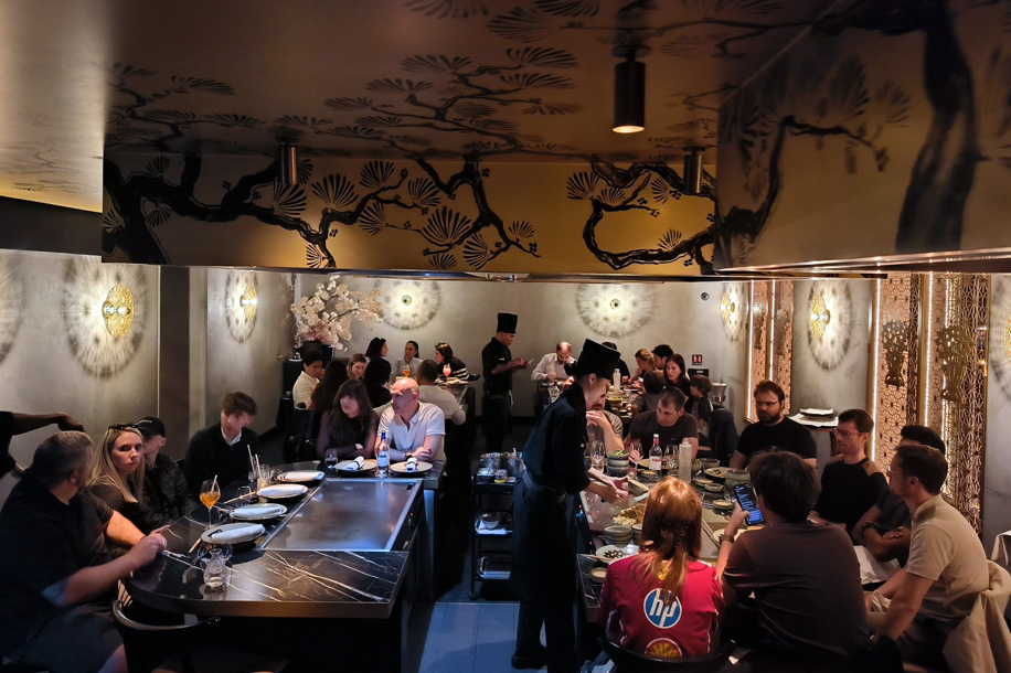 Un restaurant où le chef cuisine devant vous comme un spectacle