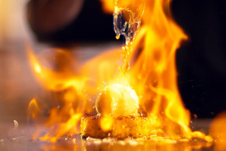 Un restaurant où le chef cuisine devant vous comme un spectacle