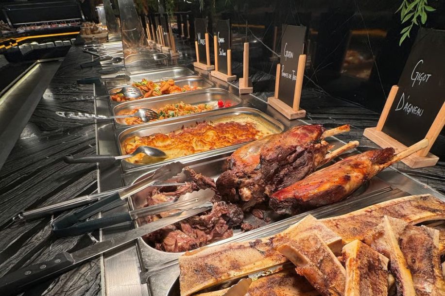 Le Grand Pacific, 1 000 m² de buffet à volonté près de la Tour Eiffel