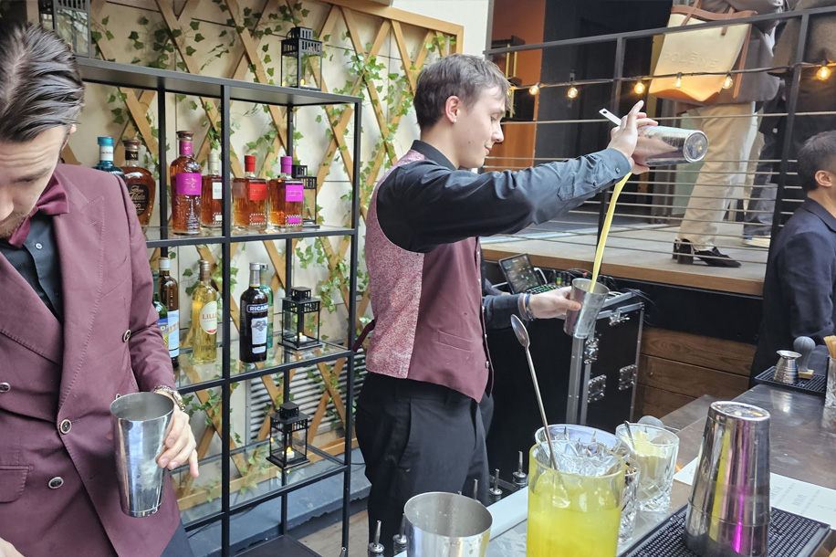 Une terrasse, un terrain de pétanque et plus aucune excuse pour rentrer tôt