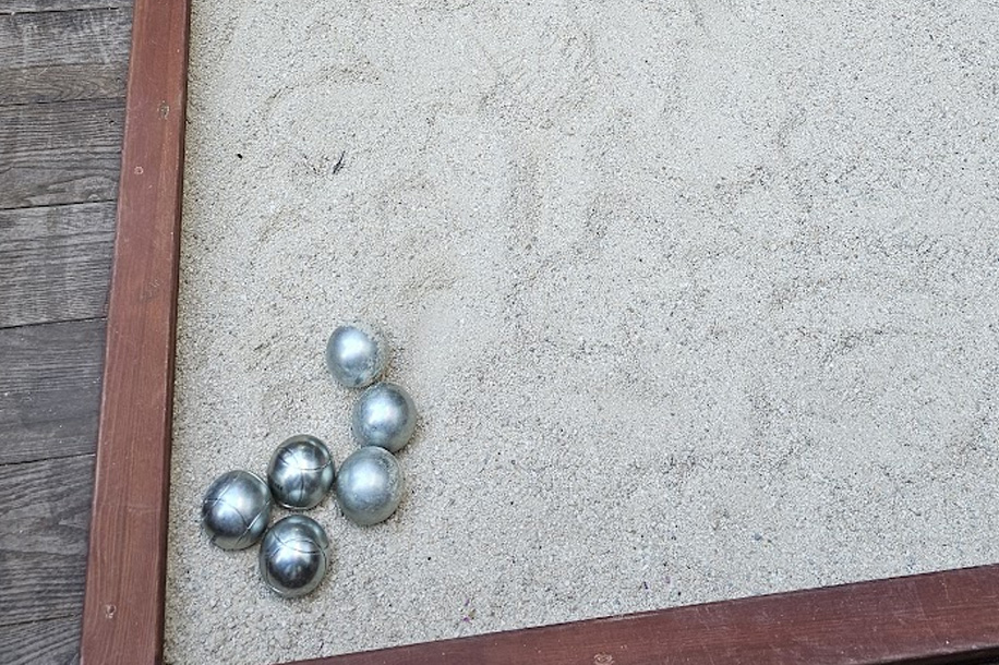 Une terrasse, un terrain de pétanque et plus aucune excuse pour rentrer tôt