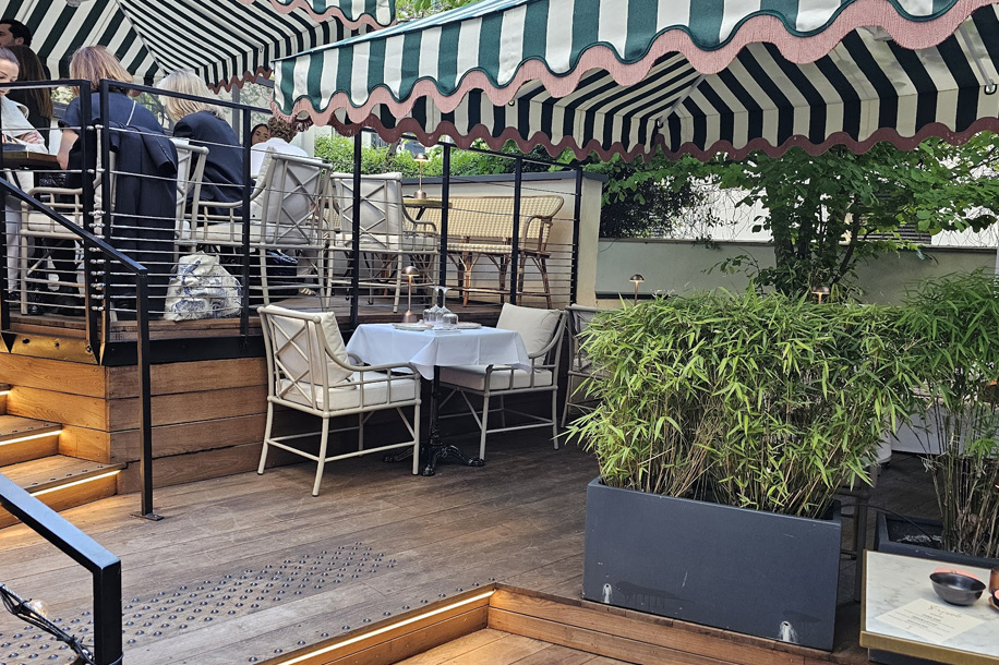 Une terrasse, un terrain de pétanque et plus aucune excuse pour rentrer tôt