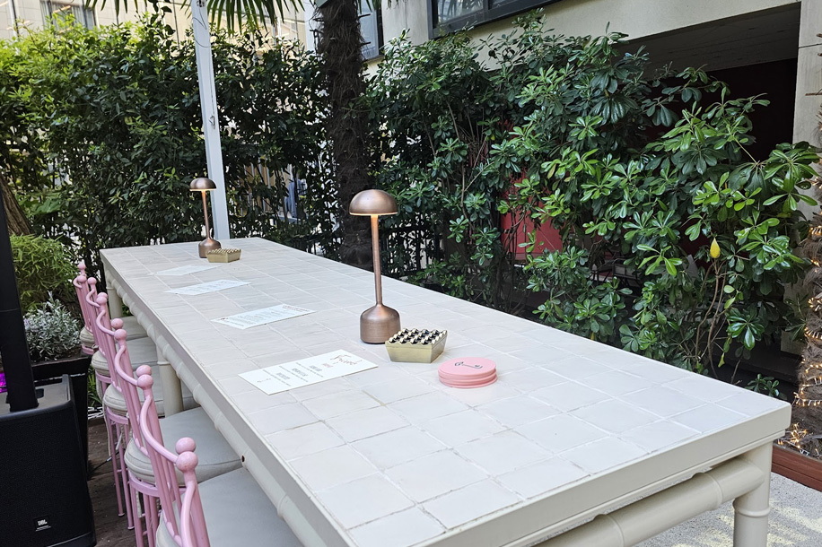 Une terrasse, un terrain de pétanque et plus aucune excuse pour rentrer tôt