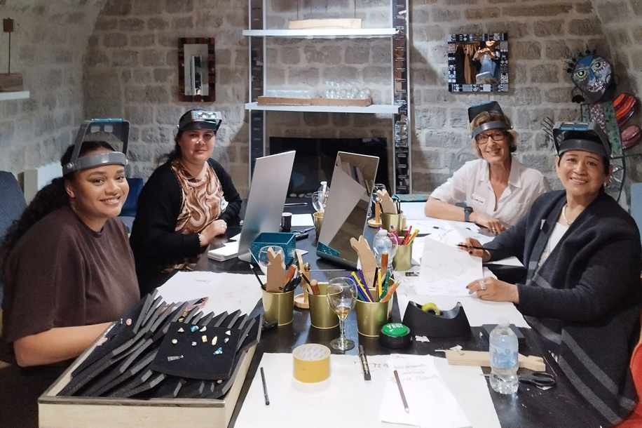Dans le Marais, cet atelier vous fait créer votre propre bijou (verre de vin inclus)