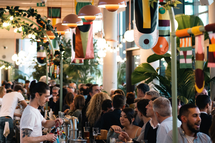 Dans le Marais, ce lieu hybride passe du coworking aux soirées festives