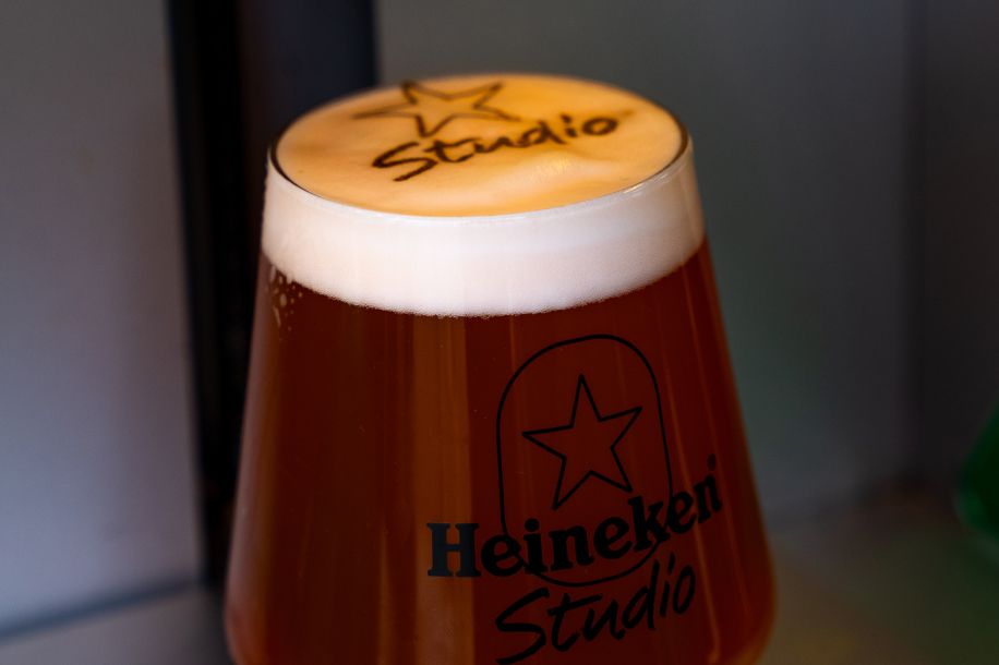 Bière personnalisée par IA, mousse aromatisée et brassins limités avec le Heineken® Studio Truck