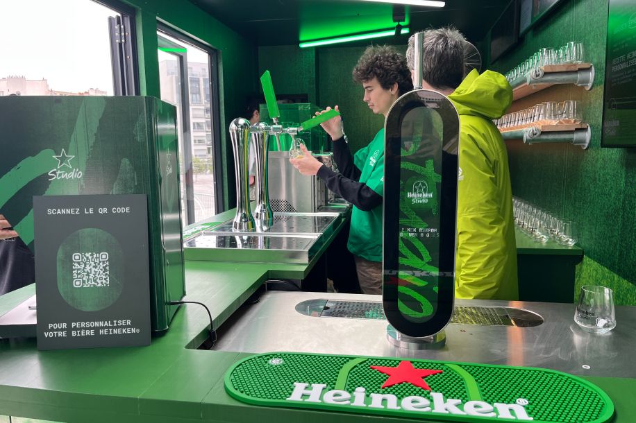 Bière personnalisée par IA, mousse aromatisée et brassins limités avec le Heineken® Studio Truck