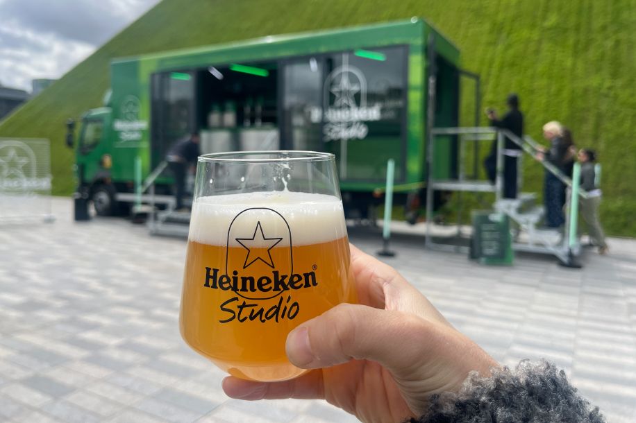 Bière personnalisée par IA, mousse aromatisée et brassins limités avec le Heineken® Studio Truck