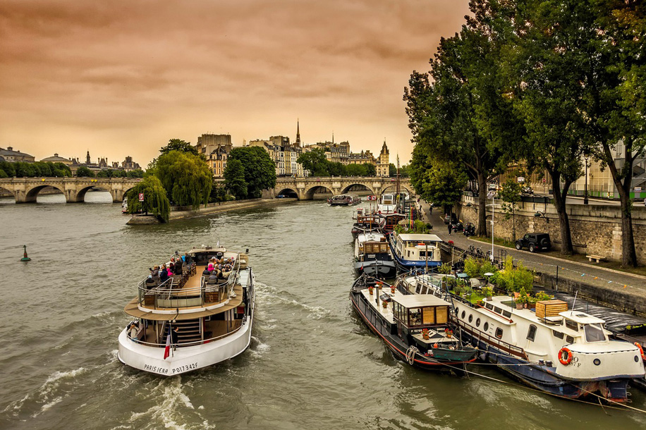Mariage sur une péniche à Paris : tout ce qu'il faut savoir pour organiser sa réception sur la Seine