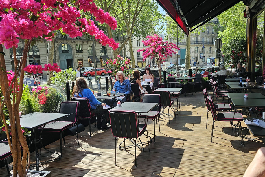 Fauchon transforme sa terrasse estivale en Terrasse Rosée