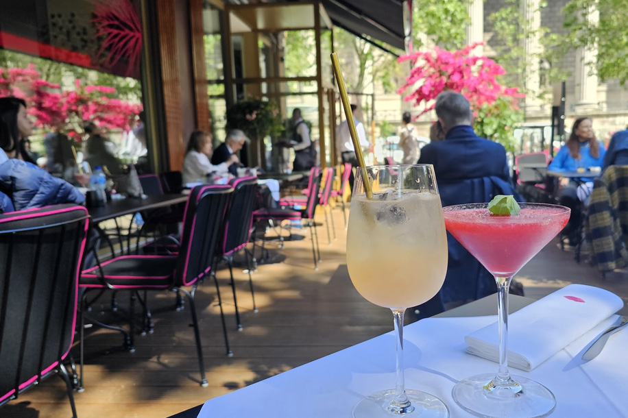 Fauchon transforme sa terrasse estivale en Terrasse Rosée