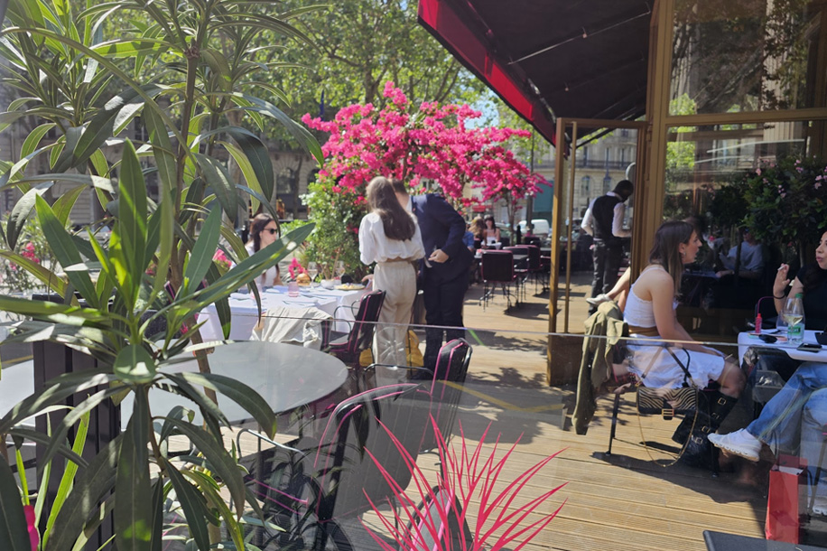 Fauchon transforme sa terrasse estivale en Terrasse Rosée