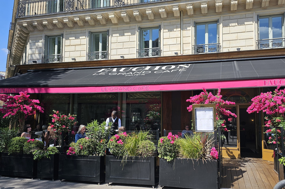 Fauchon transforme sa terrasse estivale en Terrasse Rosée
