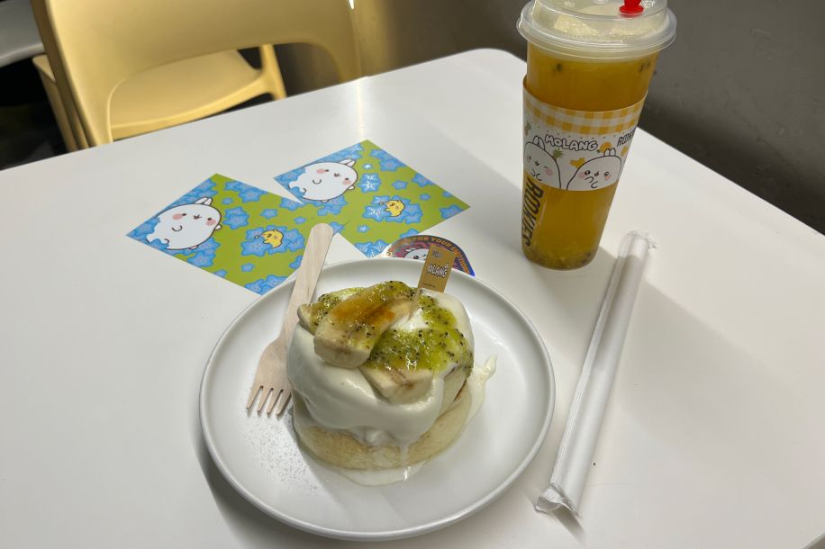 Pancakes banane kiwi et bubble tea ananas : Molang a sa propre carte chez Rookies jusqu'à fin juin !