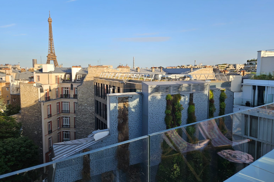Une terrasse avec vue directe sur la Tour Eiffel