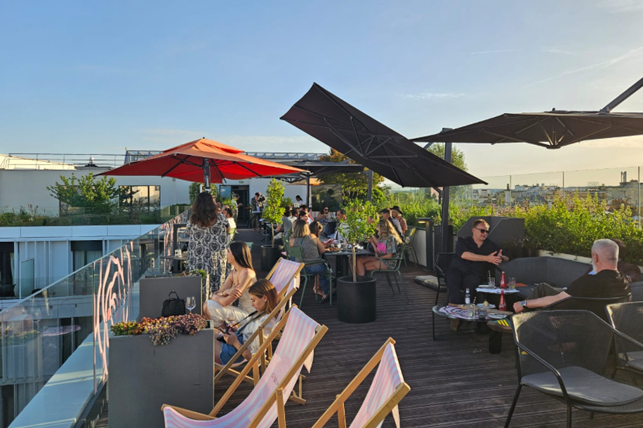 Une terrasse avec vue directe sur la Tour Eiffel