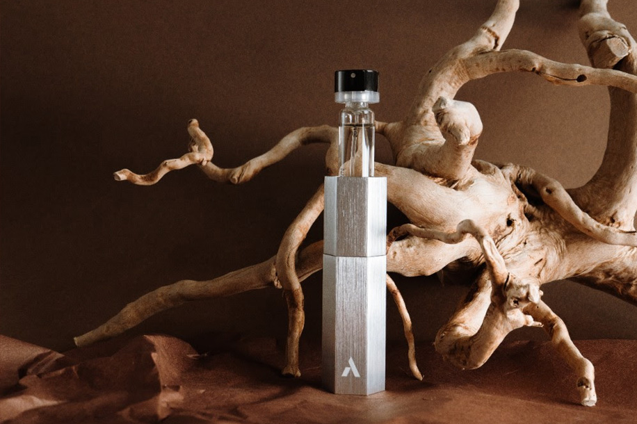 Le parfum rechargeable qui se glisse facilement dans votre sac de voyage