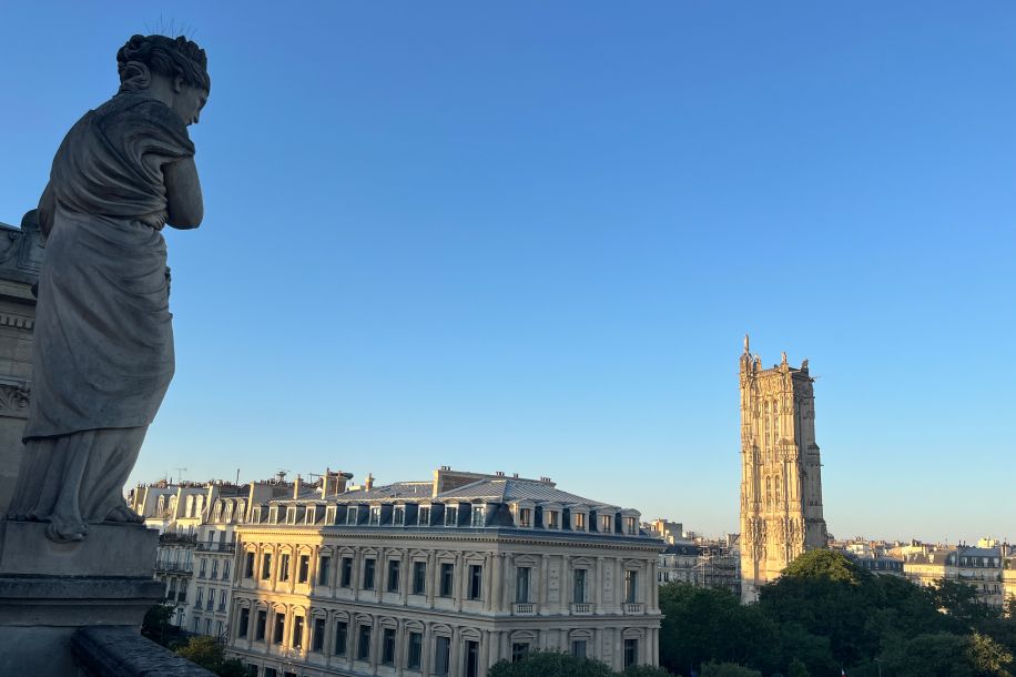 Rhum philippin et vue sur Paris : découvrez le rooftop du Théâtre du Châtelet !