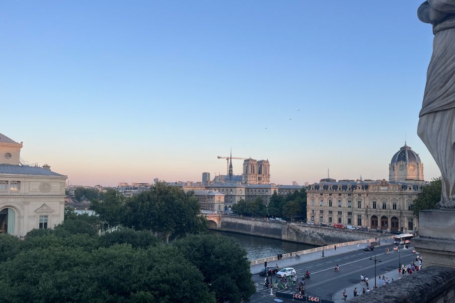 Rhum philippin et vue sur Paris : découvrez le rooftop du Théâtre du Châtelet !