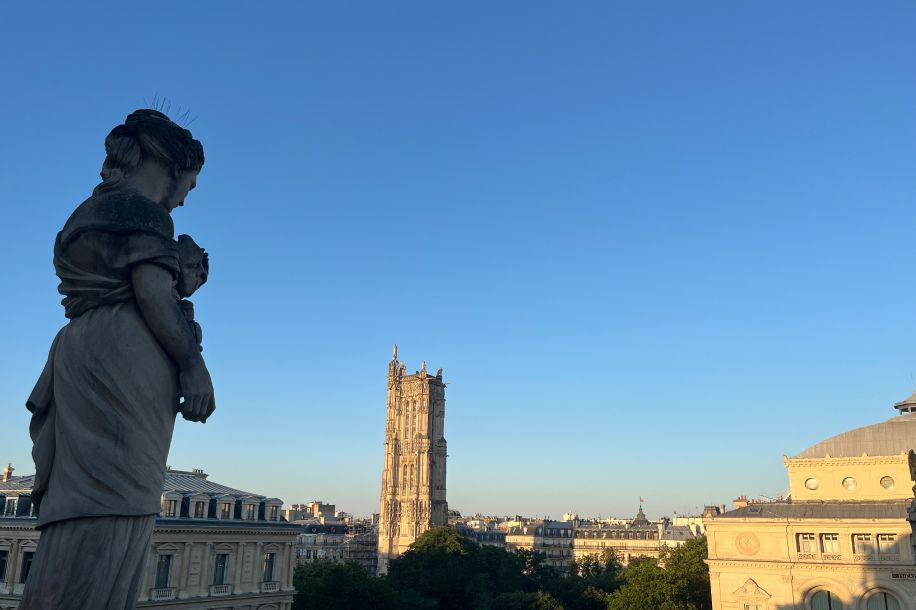 Rhum philippin et vue sur Paris : découvrez le rooftop du Théâtre du Châtelet !