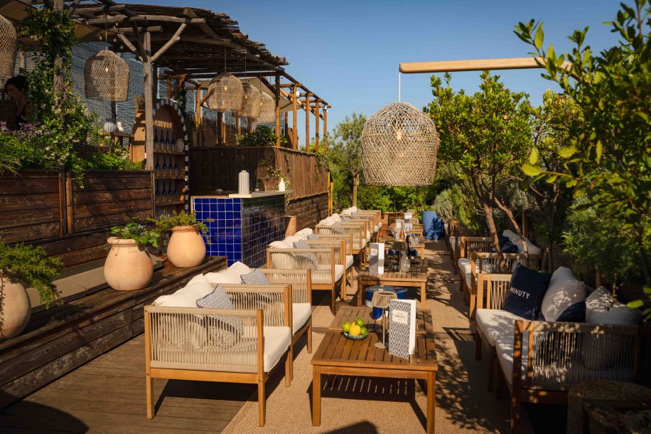 Rosé, tapenade et vue panoramique : découvrez la Villa Minuty du rooftop de Brach Paris