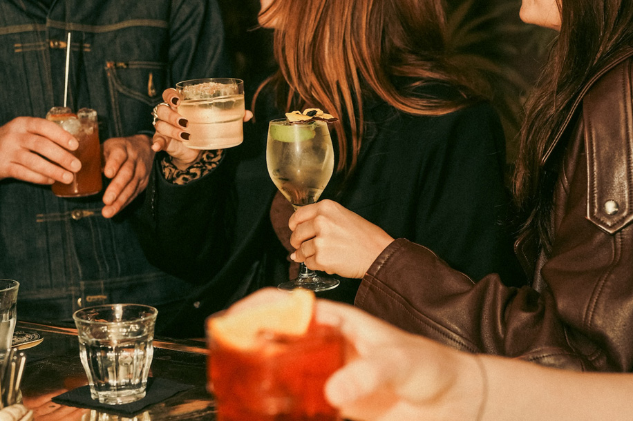 Huit personnalités parisiennes réunies dans une carte de cocktails