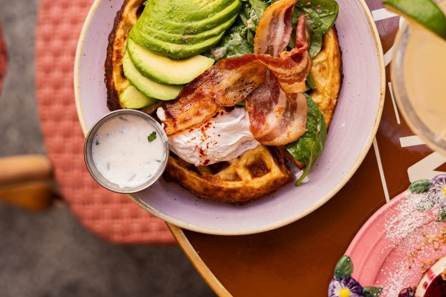 Avocado toast, pancakes, matcha glacé... le brunch du Café Crème à déguster sur sa terrasse fleurie