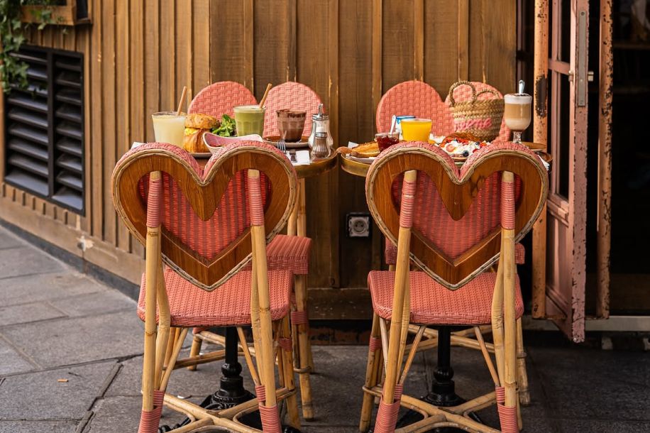 Avocado toast, pancakes, matcha glacé... le brunch du Café Crème à déguster sur sa terrasse fleurie