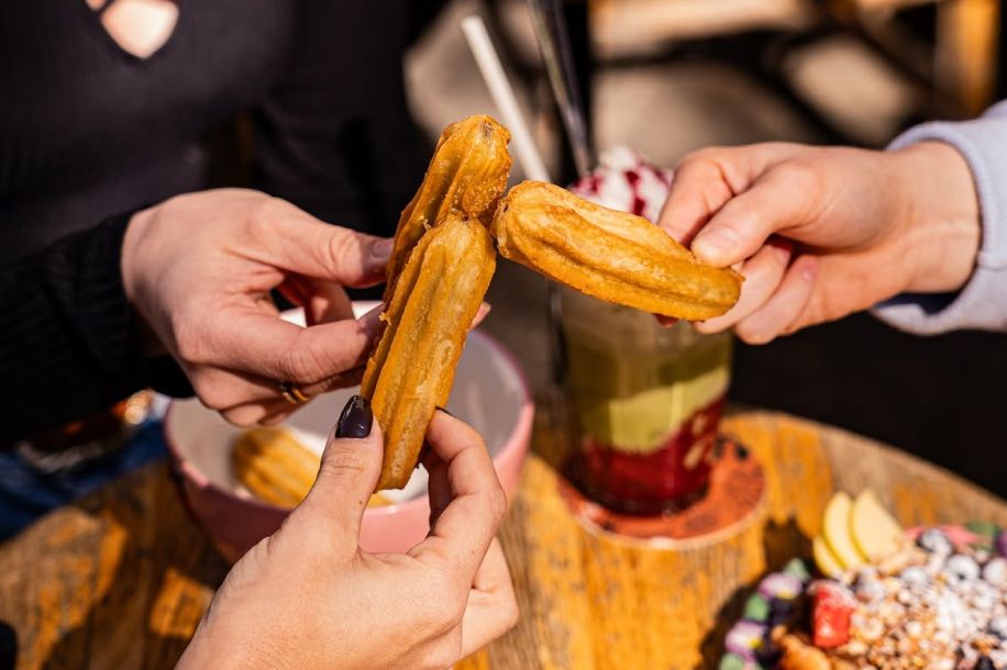 Avocado toast, pancakes, matcha glacé... le brunch du Café Crème à déguster sur sa terrasse fleurie