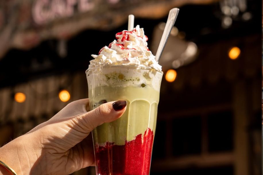 Avocado toast, pancakes, matcha glacé... le brunch du Café Crème à déguster sur sa terrasse fleurie