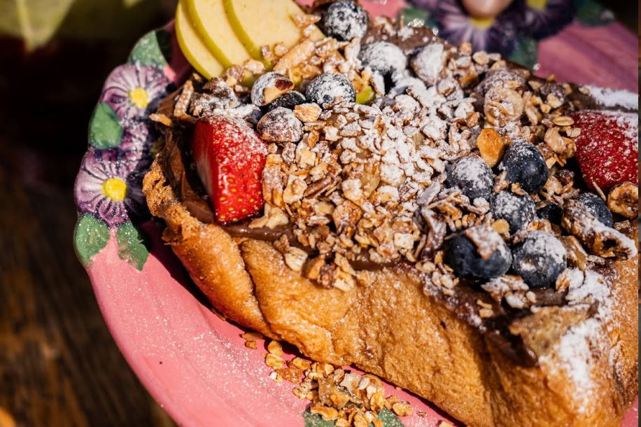 Avocado toast, pancakes, matcha glacé... le brunch du Café Crème à déguster sur sa terrasse fleurie