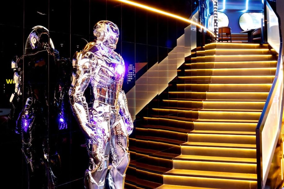 Yukga, le restaurant coréen japonais au décor futuriste, entre néons et hublots spatiaux