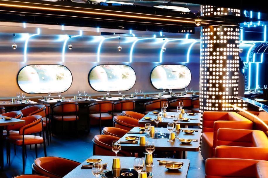 Yukga, le restaurant coréen japonais au décor futuriste, entre néons et hublots spatiaux