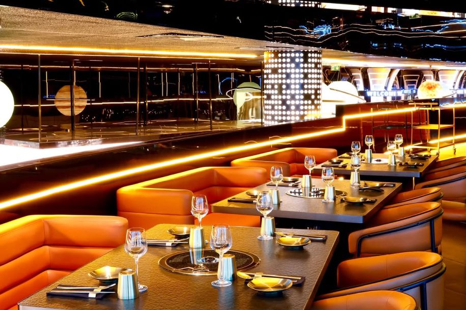 Yukga, le restaurant coréen japonais au décor futuriste, entre néons et hublots spatiaux