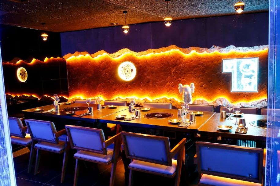 Yukga, le restaurant coréen japonais au décor futuriste, entre néons et hublots spatiaux