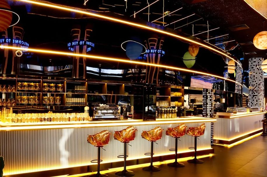 Yukga, le restaurant coréen japonais au décor futuriste, entre néons et hublots spatiaux