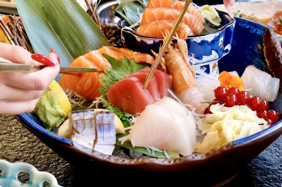 Yukga, le restaurant coréen japonais au décor futuriste, entre néons et hublots spatiaux