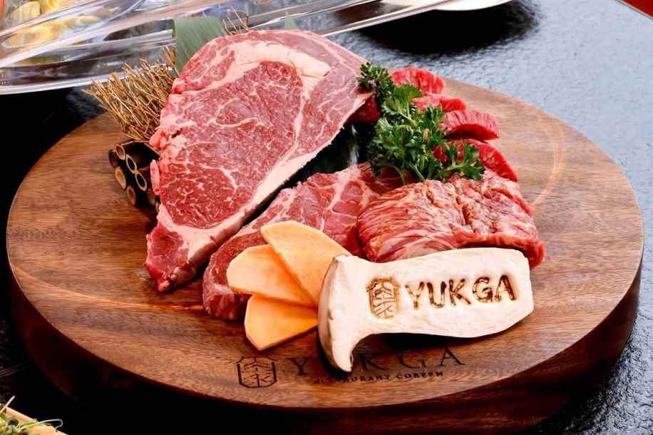 Yukga, le restaurant coréen japonais au décor futuriste, entre néons et hublots spatiaux