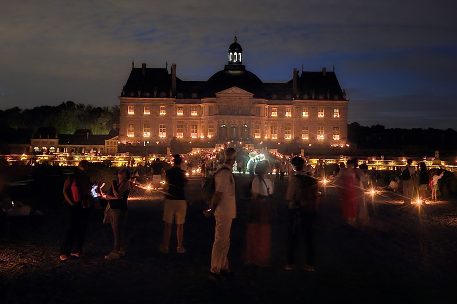 Une soirée magique avec 2 000 bougies et un feu d’artifice pour visiter Vaux le Vicomte de nuit