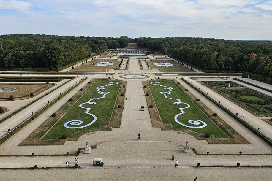 Une soirée magique avec 2 000 bougies et un feu d’artifice pour visiter Vaux le Vicomte de nuit