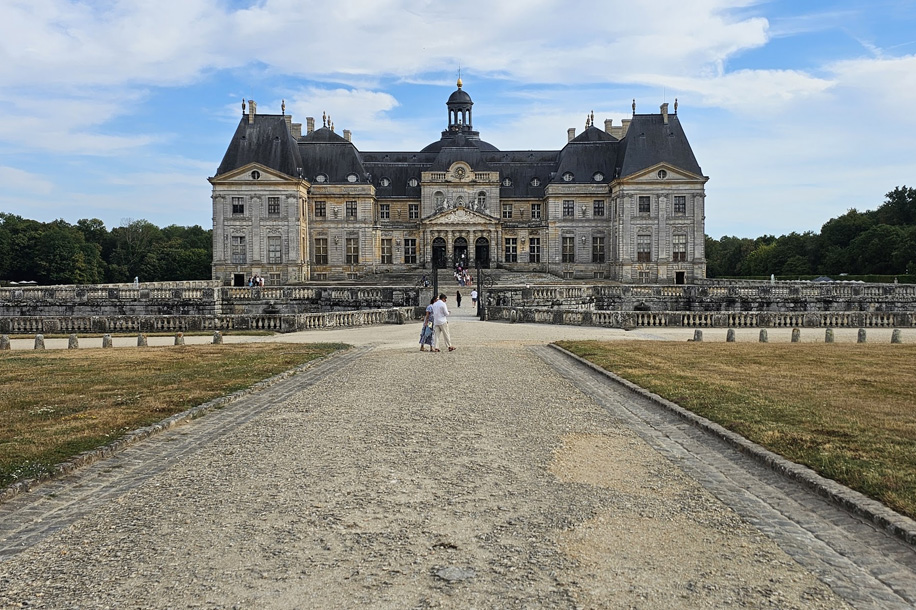Une soirée magique avec 2 000 bougies et un feu d’artifice pour visiter Vaux le Vicomte de nuit